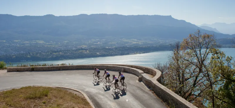 Route du col du Chat, au-dessus du lac du Bourget.