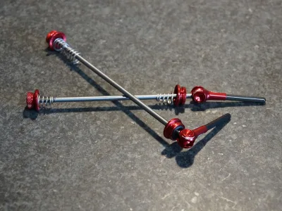 Serrages Rapides Axe Titane Rouge